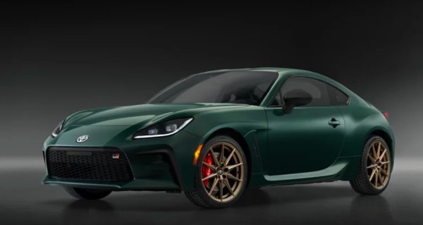 Подобно на Miata, GR86 и BRZ имат завладяваща динамика на шофиране. И отново прилика разумни цени. Най-новото Subaru BRZ от 2025 г. започва от около 59 000 лева. Докато допълнените спортни tS модели са нагоре като пари, но идват с уникално настроено окачване, високопроизводителни спирачки Brembo и специални екстериорни елементи. 
Парите при Toyota GR86 започва от подобно нива на световните пазари-. И скача с почти 10 бона за лимитираното издание на модела Trueno, който също предлага спирачки Brembo, спортно настроено окачване и специални екстериорни обработки. Да, далеч не са толкова мощни, колкото 911, но GR86 и BRZ със сигурност са топ.